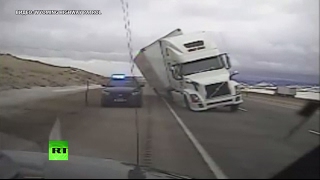 В США порыв ветра сдул грузовик на полицейскую машину