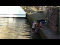 Chicas borrachas se dan un chapuzon en un paseo en bote