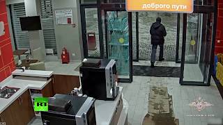 Вооружённый мужчина с натянутой на глаза шапкой ограбил АЗС в Подмосковье (07.02.2019 18:15)