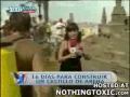Reportera arruina un castillo de arena