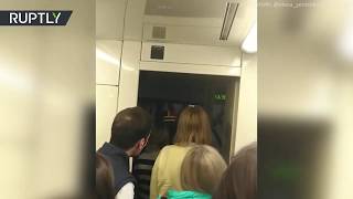 В московском метро эвакуируют пассажиров из застрявшего поезда (21.05.2019 22:33)