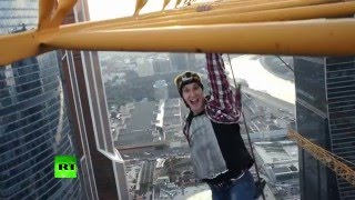Русский «Человек-паук»: экстремал прыгнул с башенного крана в центре Москвы