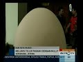 Photo Seorang Pria Lukis Telur Paskah Gunakan Mulutnya