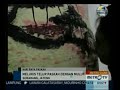Picture Seorang Pria Lukis Telur Paskah Gunakan Mulutnya