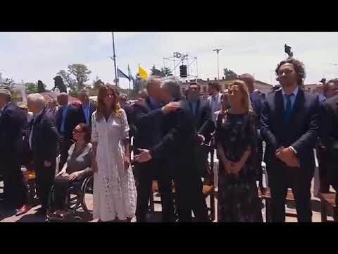 El abrazo de Fernández y Macri en el saludo de la paz