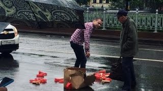 В центре Москвы образовалась пробка из-за выпавших из машины секс-игрушек