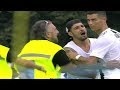 Quand un fan de la Juve s introduit sur le terrain et ne veut pas lâcher Ronaldo Quand un fan de la Juve s introduit sur le terrain et ne veut pas lâcher Ronaldo