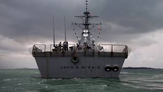 Пробоина в «Маккейне»: ракетный эсминец США столкнулся с танкером