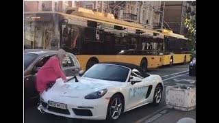 На каблуках и с топором: блондинка изрубила Porsche в Киеве (видео)