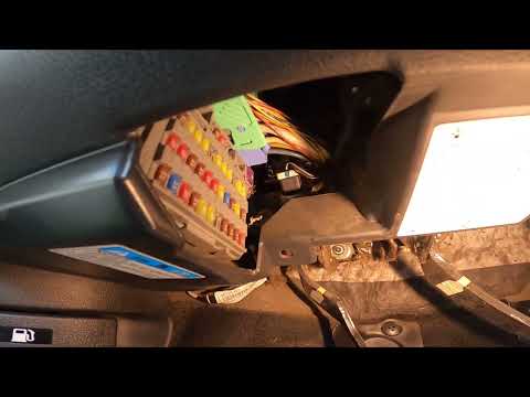 Come accedere alla scatola dei fusibili interna della Honda Civic