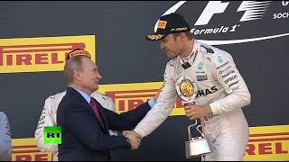 Владимир Путин вручил кубок Гран-при России гонщику Нико Росбергу