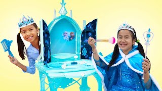 Wendy and Jannie Pretend Play Frozen Dress Up with Costumes and Make Up ToysWendy and Jannie Pretend Play Frozen Dress Up with Costumes and Make Up Toys