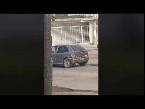 ¿Hubo maltrato animal? El conductor de un auto llevaba de tiro a un caballo
