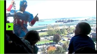 Капитан Америка и Бэтмен помыли окна в детском госпитале
