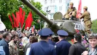 Советские танки на улицах Луганска
