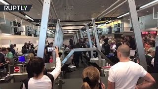 Сутки в аэропорту: видео из Домодедова, откуда не могут вылететь пассажиры «ВИМ-Авиа»