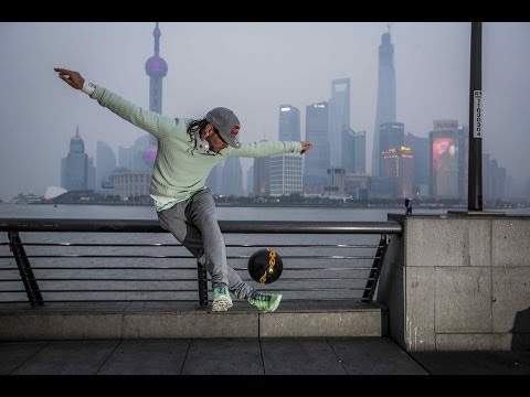 Surprise Football Juggling Battle in Shanghai - UCblfuW_4rakIf2h6aqANefA