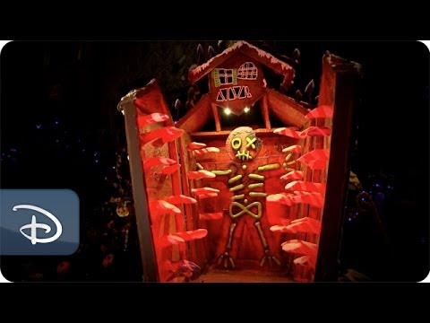 Haunted Mansion Gingerbread House | Halloween at Disneyland Park - UC1xwwLwm6WSMbUn_Tp597hQ