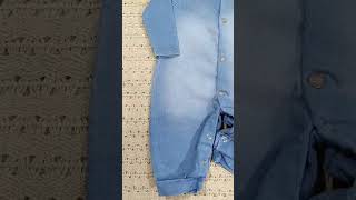 Macacão jeans bebe menino com abertura na frente e aplicação de brasão de couro no peito