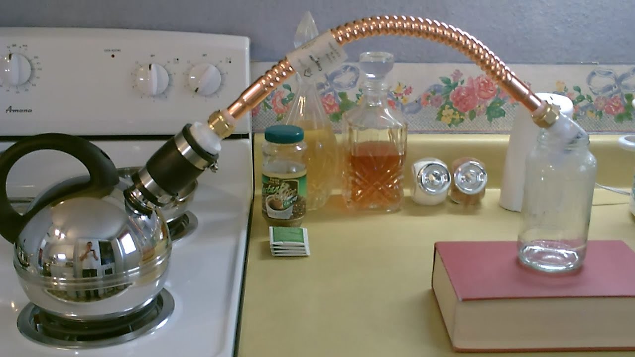 Как получить дистиллированную воду в домашних. Дистиллятор для воды из чайника. Самогонный аппарат из чайника. Эфирное масло на самогонном аппарате. Прибор для дистилляции.