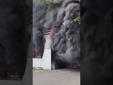 Feuerinferno in Berlin: Parkhaus fackelt ab #shorts