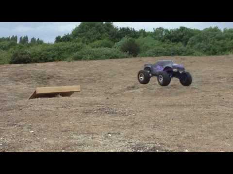 RC Car Driving on a Golf Course ACME Monster T - UCDmaPHBzr724MEhnOFUAqsA