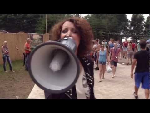 Free Skrillex Haircuts at Tomorrowland 2012 - UCsN8M73DMWa8SPp5o_0IAQQ