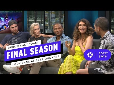 Arrow: Stephen Amell and Cast Rewatch Fans' Favorite Scenes - Comic Con 2019 - UCKy1dAqELo0zrOtPkf0eTMw