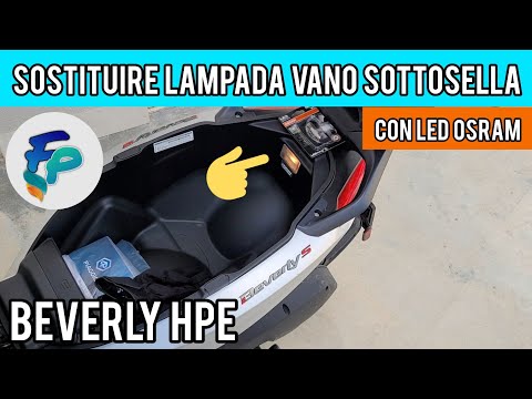 Come sostituire la lampadina del vano sella del Piaggio Beverly 300 Hpe