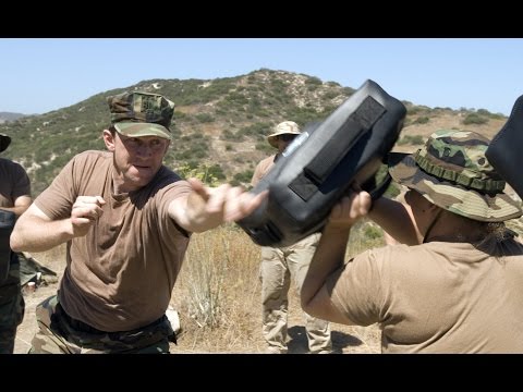 A Navy SEAL explains what to do if someone tries to mug you - UCcyq283he07B7_KUX07mmtA