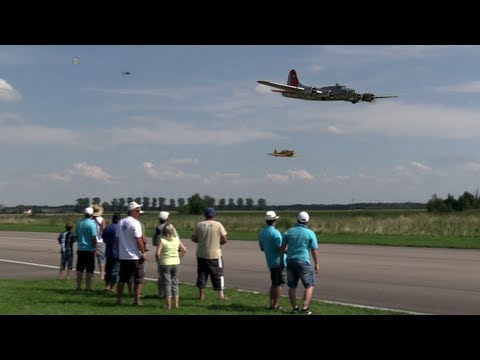 19 ft. B-17 "Flying Fortress" Flying Together With 6 Other Warbirds - UC1QF2Z_FyZTRpr9GSWRoxrA