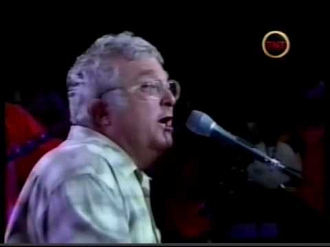 Randy Newman sings i love L.A. at 2002 Laker ring ceremony.wmv