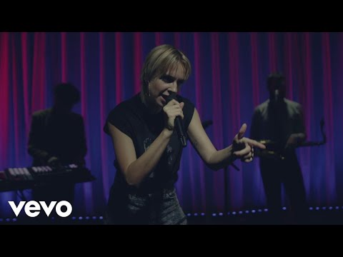 MØ - Linking With You (Live) - UCtGsfvj155zp8maBFng9hHg
