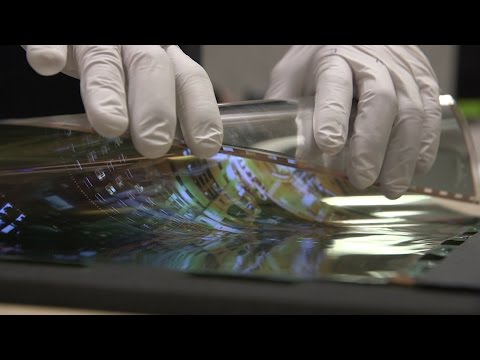 A closer look at LG's crazy rollable display — CES 2016 - UCddiUEpeqJcYeBxX1IVBKvQ