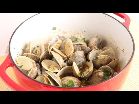 Thai Curry Clams Recipe - Laura Vitale - Laura in the Kitchen Episode 1009 - UCNbngWUqL2eqRw12yAwcICg