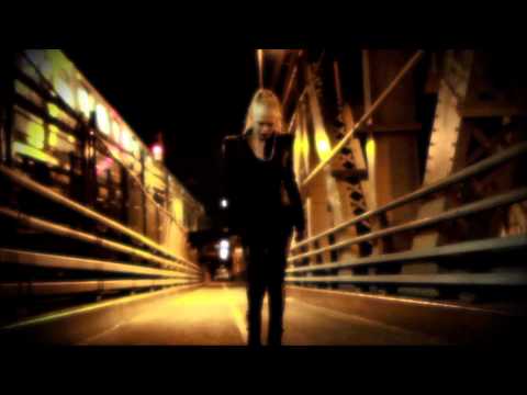 Richard Durand featuring Hadley - Run To You (Official Music Video) - UCvYuEpgW5JEUuAy4sNzdDFQ