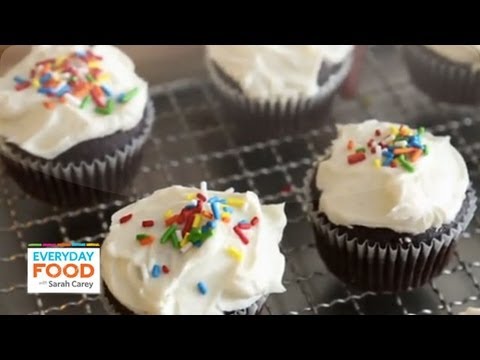 Chocolate Cupcakes with Easy White Icing | Everyday Food with Sarah Carey - UCl0kP-Cfe-GGic7Ilnk-u_Q