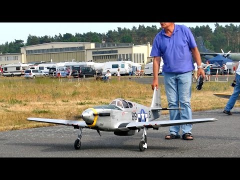 P-51 MUSTANG BIG SCALE RC AIRPLANE OLDTIMER WARBIRD MODEL FLIGHT / RC Meeting Berlin Gatow Ger 2015 - UCH6AYUbtonG7OTskda1_slQ