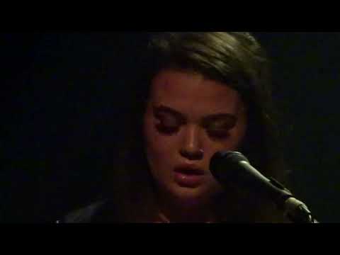 Lola Young - Pill or a Lullaby (4AM till sunrise), Melkweg Amsterdam 23-11-2021 revisited