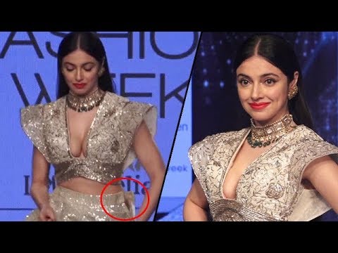 Video - Fashion Bollywood - Divya Khosla's OOPS Moment At Lakme Fashion Week #India