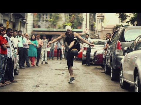 Surprise football juggling in the streets of India - UCblfuW_4rakIf2h6aqANefA