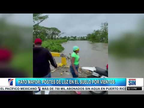 Postes de luz en el suelo por fuertes vientos por Fiona