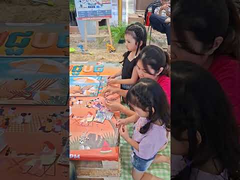 Kid make necklace with mom.📿📿