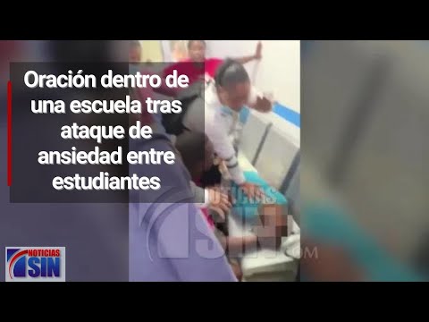 Cadena de oración dentro de una escuela tras ataque colectivo de ansiedad entre estudiantes