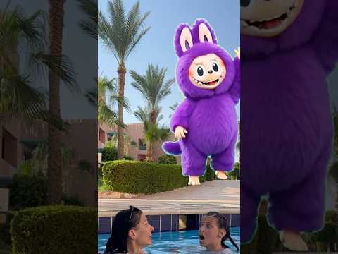 ЛАБУБУ напал на Элину и Юлю в бассейне #labubu #funny #лабубу