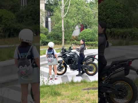 妹妹你往后面做，姐姐给你秀操作！#骚操作 #机车 #技术流 #无极ds625x #女骑