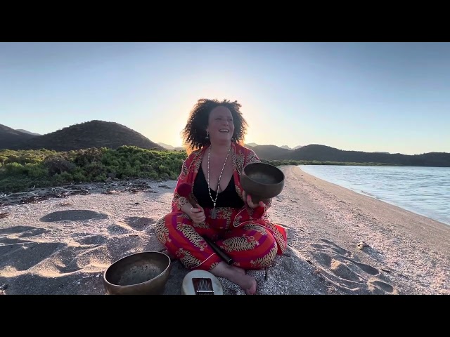 Hoy meditamos en esta #playa divina para manifestar lo que tú #corazon y #alma desean hoy! #confia y #sanate #galimarli #soundhealing #cuencostibetanos #mar #meditacion #paz  #healing #singingbowls #gracias