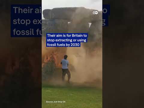 Environmental protesters spray orange paint on Stonehenge | DW News