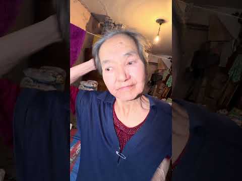 Очень жаль бабушку, тяжело ей, даже продукты хранит на окне😢