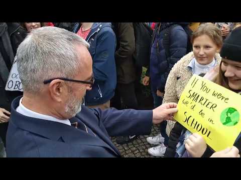 Strajk klimatyczny pod magistratem. Janusz Moszyński wyszedł do protestujących